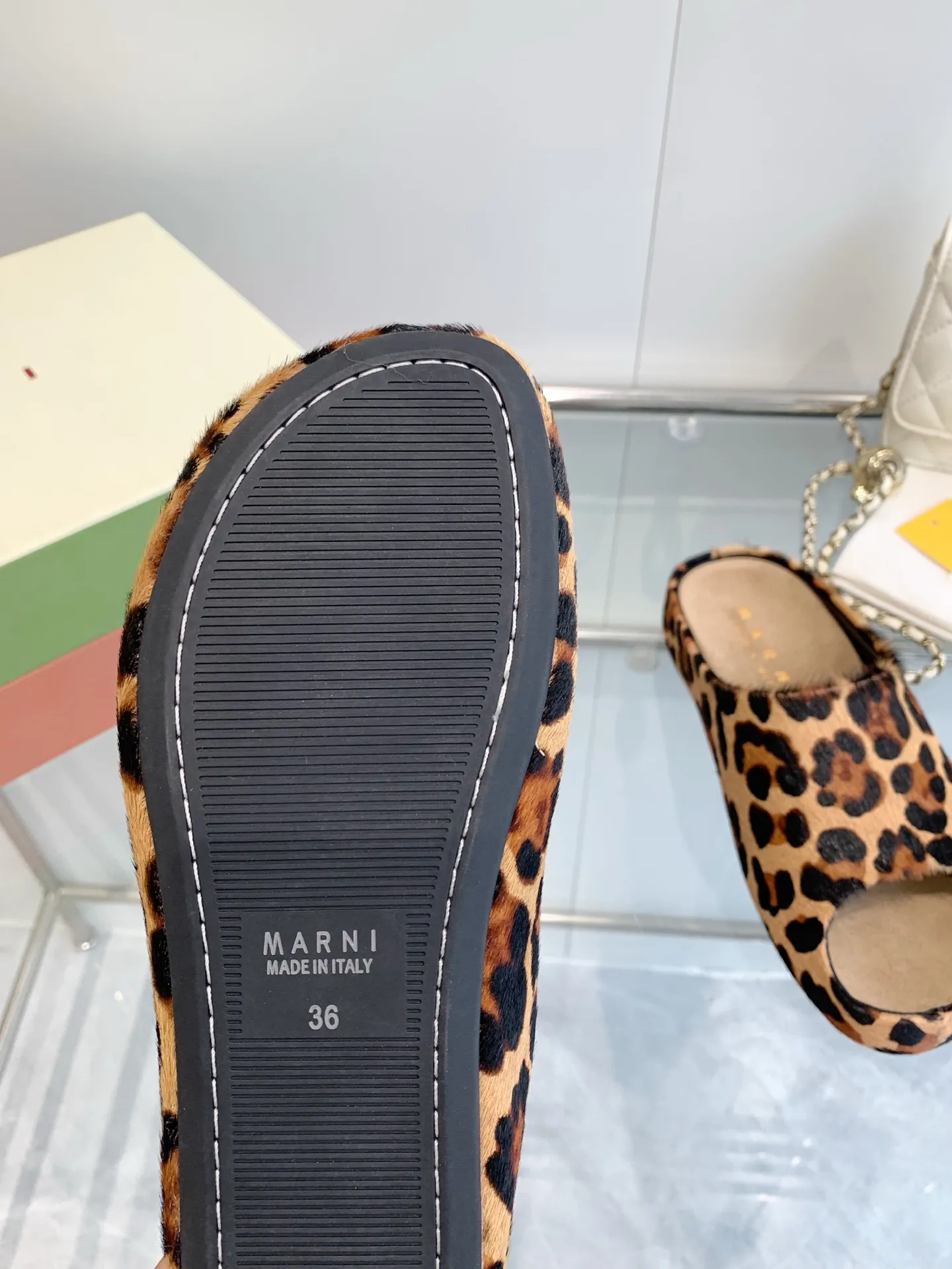 👟👟Ex-factory price 480👟👟 Men's size +10 Marni's new 🍌Banana slippers with mark thread hand-sewn LOGO, high-end style and cute footbed, MARNI's banana slippers are simply a fashion favorite to wear outside the home. You no longer have to worry about odor and foot sweat. Fabric: high mercerized cowhide suede. Lining: imported sheepskin lining. Foot pads: high mercerized cowhide suede. Outsole: Original molded rubber anti-slip outsole Female: 36-40 Male 40-46